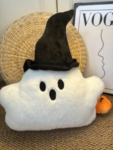 Morbido cuscino in peluche fantasma bianco di Halloween con cappello da strega carino.