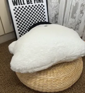Dettaglio cuscino fantasma in morbido peluche bianco, soffice cuscino di Halloween per divano.