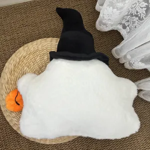 Cuscino in peluche fantasma di Halloween con cappello da strega e dettaglio zucca