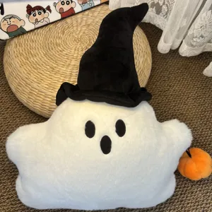 Simpatico cuscino di peluche fantasma di Halloween con cappello da strega e zucca, morbido.