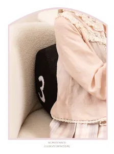 Cuscino in peluche nero a forma di dado con ricamo di numeri per divano e decorazioni.