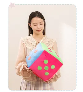 Cuscino in peluche a forma di dado colorato morbido giocattolo imbottito per decorazione divano.