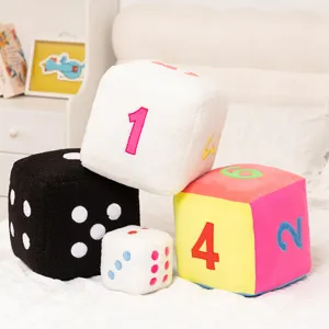 Set di cuscini a dado in peluche colorati, morbidi giocattoli imbottiti per divano e camera letto.