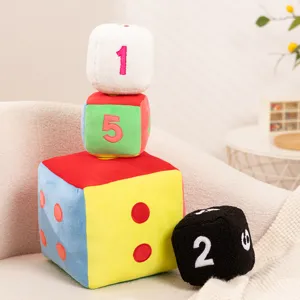 Giocattoli di dadi in peluche colorati, morbidi cuscini a cubo per divano e apprendimento divertente.