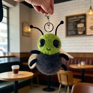 Niedlicher skurriler Alien Insekt Plüsch Schlüsselanhänger mit großen Augen für Taschen.