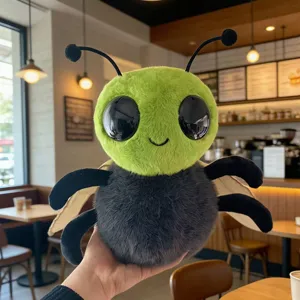 Detail des niedlichen Alien-Insekten-Plüschtiers mit grünem Kopf und weichem Körper im Café.