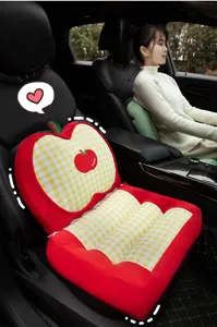 Vista dettagliata del cuscino a quadri a forma di mela con schienale per auto e ufficio.