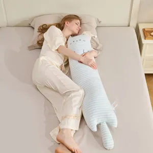 Almohada corporal de gato a rayas azules y blancas para dormir de lado, diseño suave y cómodo.