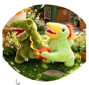 Primo piano dettagliato di braccialetti schiaffo in peluche di dinosauro verde con coda di piume.