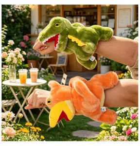 Dettaglio di bracciale slap in peluche di dinosauro, morbidi giocattoli da polso T-Rex e Pterodattilo.