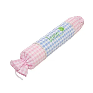 Simpatico cuscino cervicale cilindrico a caramella, cuscino in peluche a quadretti rosa e blu.