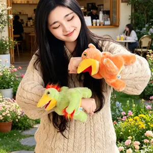 Simpatico braccialetto schiaffo in peluche dinosauro, morbido pterodattilo giocattolo.