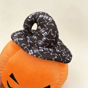 Peluche citrouille Halloween détail montrant le joli design de chapeau de sorcière squelette.
