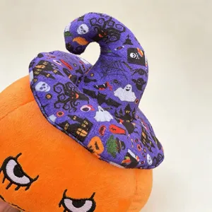 Vue détaillée du coussin en peluche citrouille d'Halloween, adorable coussin effrayant.