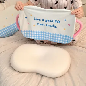 Ergonomisches Memory-Foam Katzenbauchkissen mit blauem Karomuster für optimalen Komfort.