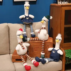 Simpatico peluche di anatra con occhiali e vestito, perfetto per decorazioni festive.