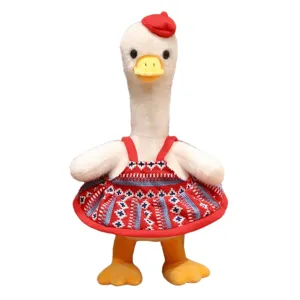 Simpatico giocattolo di anatra di peluche a collo lungo con berretto rosso e vestito.