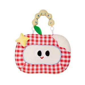 Schattig rood geruit appel pluche dutje kussen met handvat, ideaal voor kantoor en school.