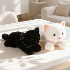 Niedliches liegendes Katzen Plüschtier Set, realistische Kuschelkatzen für Bett und Deko.