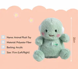 Détail de poupée en peluche verte, ornement de voiture avec casque et dos en acrylique