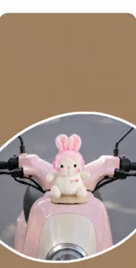 Adorable poupée en peluche de lapin de dessin animé avec casque rose pour décoration de moto