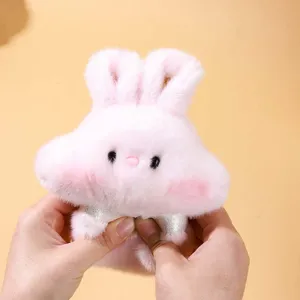 Süßer rosa Plüschhase Detailansicht, weicher Anhänger Schlüsselanhänger mit silberner Schleife.
