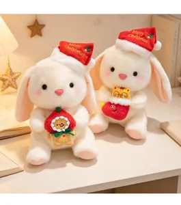 Lindo conejo de peluche de navidad con gorro y muñeco de jengibre como regalo de fiesta.