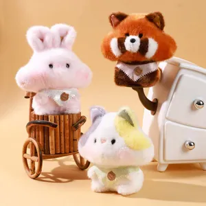 Detailansicht süßer Plüschtier Puppen Anhänger mit Hase, Katzen und Panda für schöne Geschenke.
