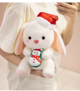 Vista detallada de lindo muñeco de conejo de peluche navideño con pequeño muñeco de nieve.