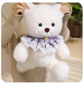 Simpatico orsetto di peluche bianco con colletto di pizzo viola, morbida bambola teddy come regalo.