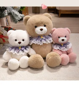 Dettaglio di peluche orsacchiotto carino, animale di stoffa morbido con bel colletto in pizzo.