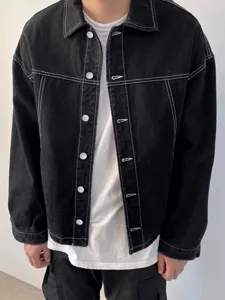 Schwarze Herren Jeansjacke Detailansicht mit Kontrastnähten und klassischen Metallknöpfen.