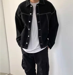 Schwarze Herren-Jeansjacke mit kontrastierenden weißen Nähten und Knöpfen für die Freizeit.