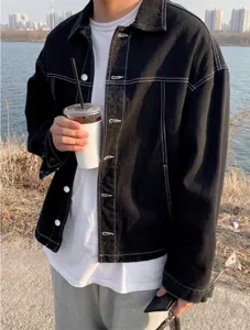Herren schwarze Jeansjacke mit weißen Kontrastnähten, lässige Streetwear Oberbekleidung.