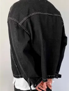 Detailansicht einer schwarzen Herren Jeansjacke mit kontrastierenden weißen Nähten am Rücken.