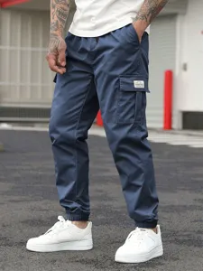 Herren dunkelblaue Cargohose mit vielen Taschen, schmale Freizeithose fuer den Sommer.