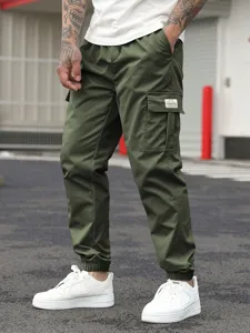 Detailaufnahme von militärgrünen Herren-Cargohosen mit praktischen Taschen und Bündchen.