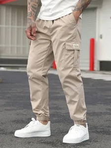 Nahaufnahme Detail der Herren Khaki Cargohose mit mehreren Taschen und Bündchen.
