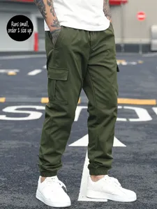 Grüne Herren Cargohose mit mehreren praktischen Taschen und Bündchen, schmale Freizeithose.
