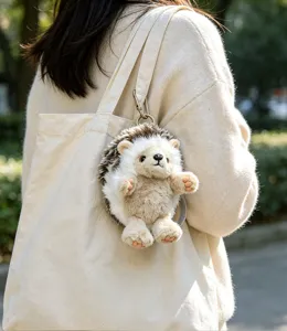 Dettaglio ciondolo peluche riccio carino, morbido giocattolo imbottito sospeso per borse.