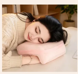 Dettaglio cuscino da sonnellino rosa in memory foam con foro ergonomico e morbida superficie.