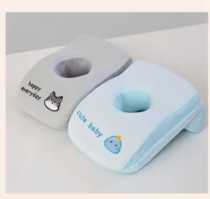 Cuscino da sonnellino in memory foam ergonomico con foro, grazioso design a cartone animato.