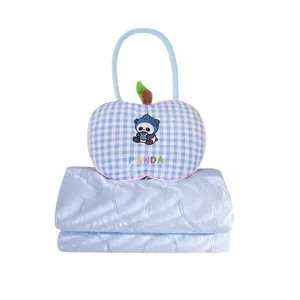 Simpatico set 2 in 1 cuscino e coperta a quadri con panda e frutta, morbida coperta.