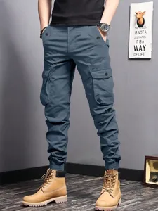 Detailansicht der dunkelgrauen Cargohose mit Taschen, schmaler Passform und elastischen Bündchen.