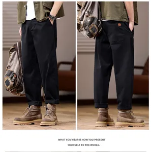 Zwarte casual rechte cropped broek voor heren, losse fit workwear stijl detailweergave.