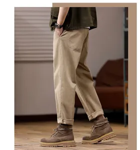 Detail van heren casual broek in kaki, losse rechte pasvorm, comfortabele stijl lente.