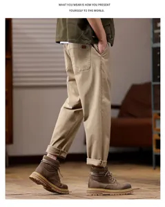 Gedetailleerd overzicht van beige casual herenbroek, losse pasvorm en toelopend design.