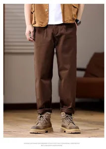 Gedetailleerd overzicht van de bruine losse heren casual broek, retro stijl voor dagelijks.