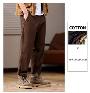 Gedetailleerd overzicht van bruine casual broek, losse rechte pasvorm en comfortabele katoenen stof.