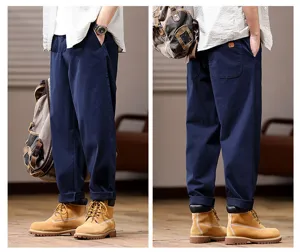 Gedetailleerd overzicht van losse casual herenbroek met comfortabele pasvorm in donkerblauw.